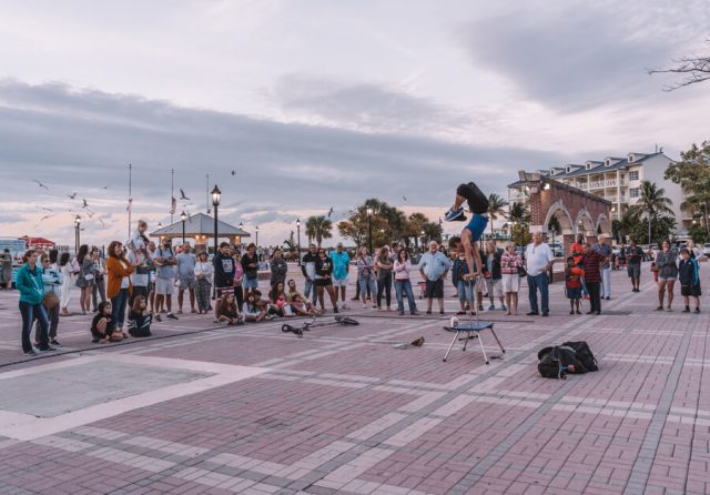 Key West Florida Sehenswuerdigkeiten Mallory Square Kuenstler Gaukler