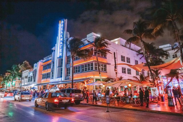 Miami Beach Sehenswuerdigkeiten Urlaub Ocean Drive nachts