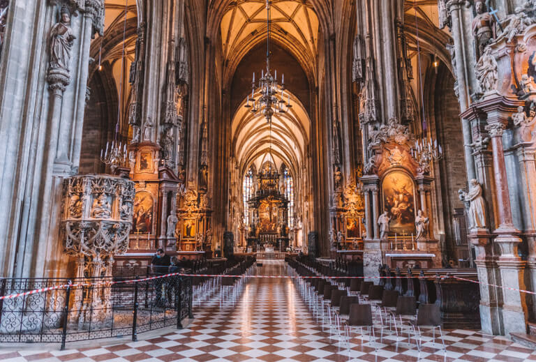 Wien Sehenswuerdigkeiten Stephansdom innen