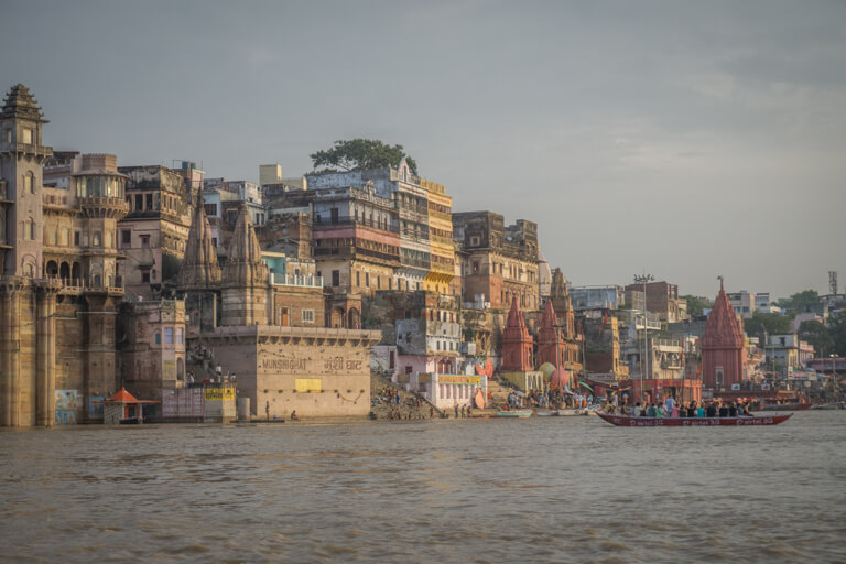 Indien Sehenswuerdigkeiten Varanasi Bootstour Ganges