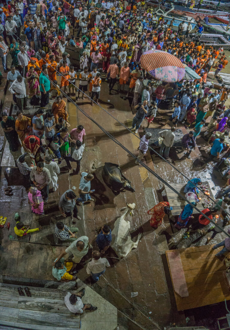 Indien Sehenswuerdigkeiten Varanasi Ganga Aarti