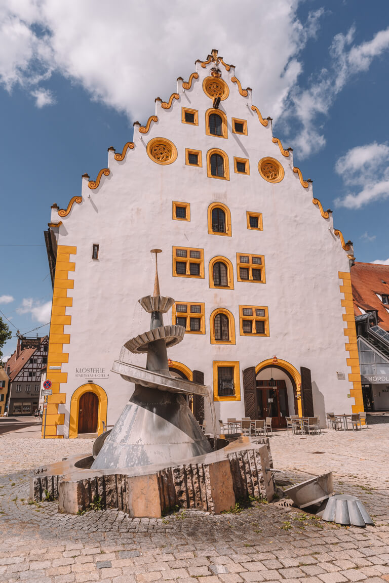 Noerdlingen-Sehenswuerdigkeiten-Brunnen