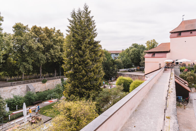 Noerdlingen-Sehenswuerdigkeiten-Stadtmauer-Minigolf