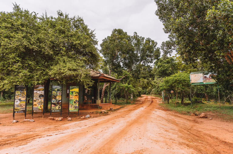 Yala-Nationalpark-Safari-Sri-Lanka-Parkeingang