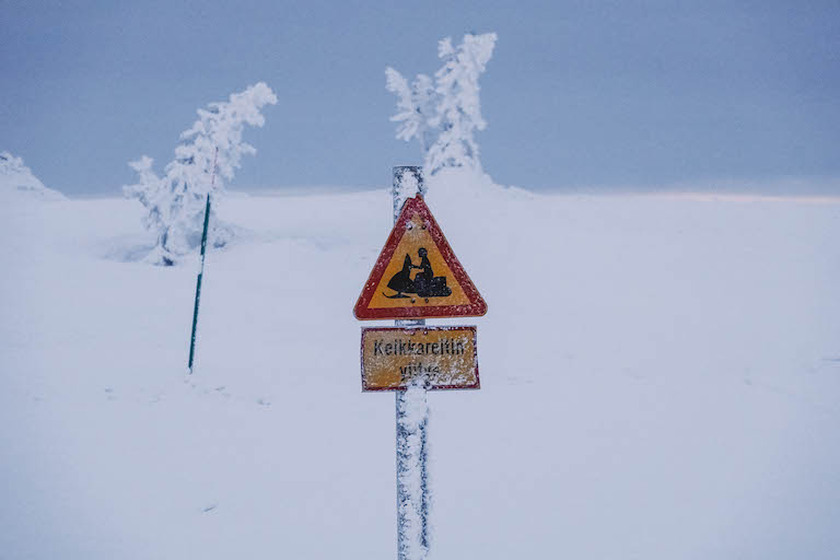 Schneemobil Schild Lappland