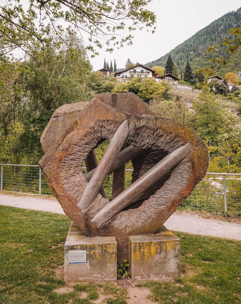 Lana Suedtirol Skulpturenwanderweg