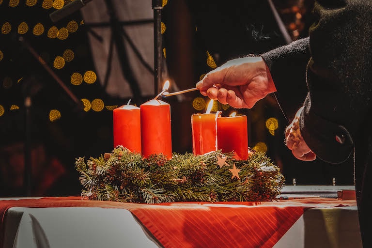 Kerze anzuenden Weihnachtsmarkt Oberstdorf
