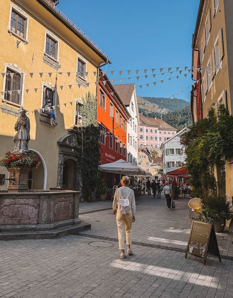 Bludenz Sehenswuerdigkeiten Altstadt Lila Brunnen