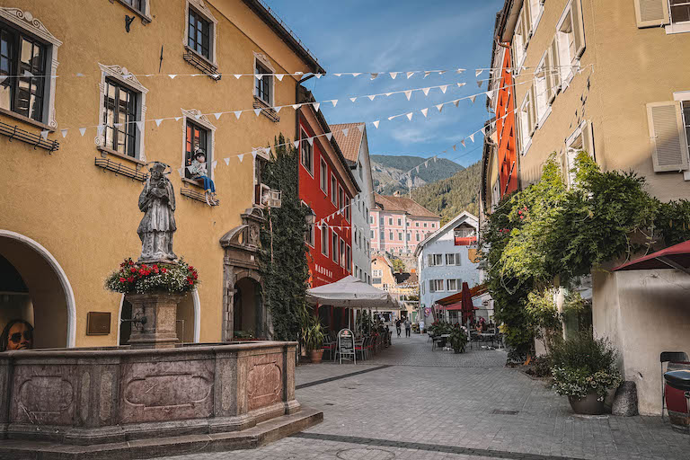 Bludenz Sehenswuerdigkeiten Lila Brunnen Altstadt