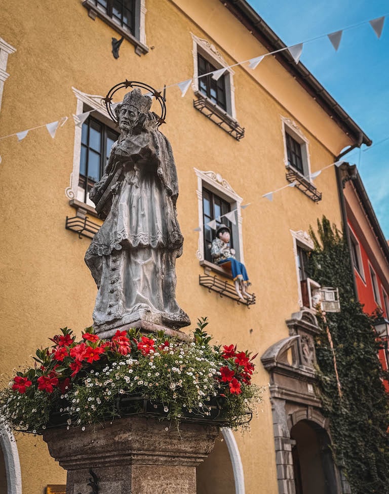 Bludenz Sehenswuerdigkeiten Lila Brunnen